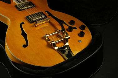 High Quality amber hollow body jazz 335 bigsby bridge electric guitar Guitar supplier