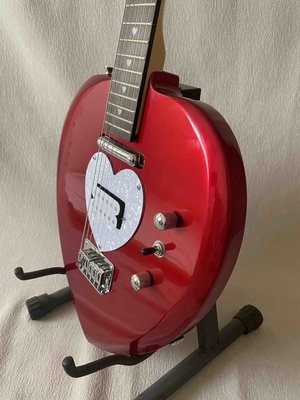 Custom Heart Shaped Electric Guitar in Black Short Scale Mahogany Body Humbucker Pickups Professional Guitar supplier